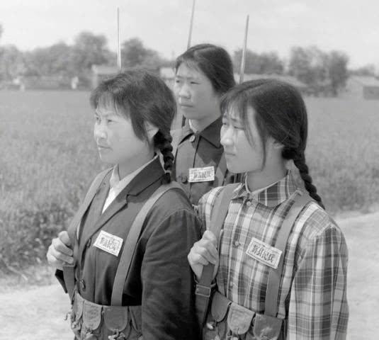 中國(guó)女兵老照片，歷史中的巾幗英雄形象展現(xiàn)，中國(guó)女兵老照片，歷史巾幗英雄形象展
