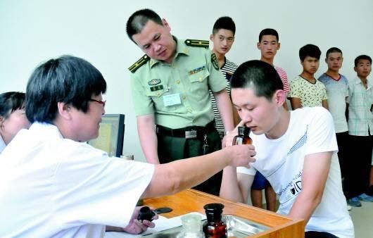 男兵體檢的尷尬圖，理解與尊重的重要性，男兵體檢中的尊重與理解的必要性，尷尬瞬間的思考