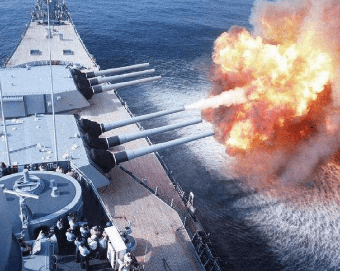 為什么岸炮打不過艦炮，深度解析背后的原因，岸炮與艦炮的較量，解析背后的原因與差異