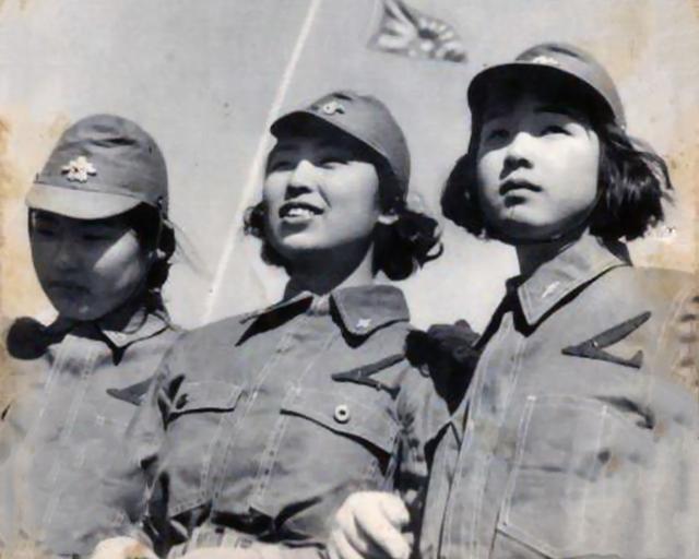 中國女兵敬禮圖片，展現(xiàn)力量與榮耀的象征，中國女兵敬禮，力量與榮耀的展現(xiàn)