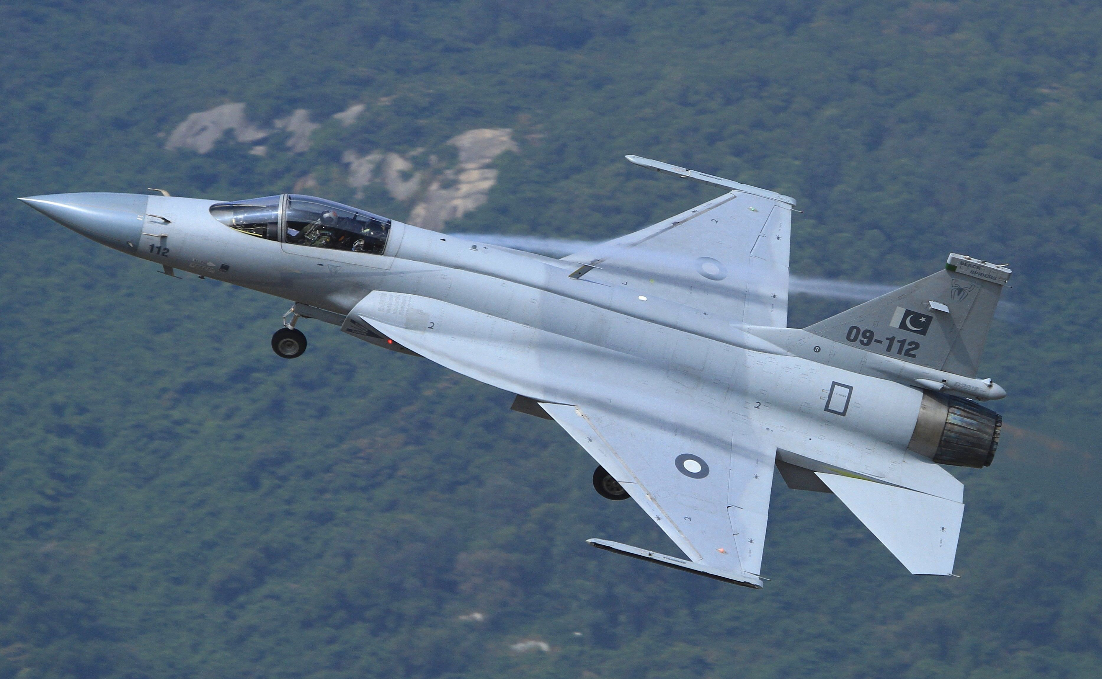 梟龍戰(zhàn)斗機(jī)圖片，展現(xiàn)中國(guó)空軍力量的驕傲，梟龍戰(zhàn)斗機(jī)風(fēng)采，中國(guó)空軍力量的驕傲圖片展示