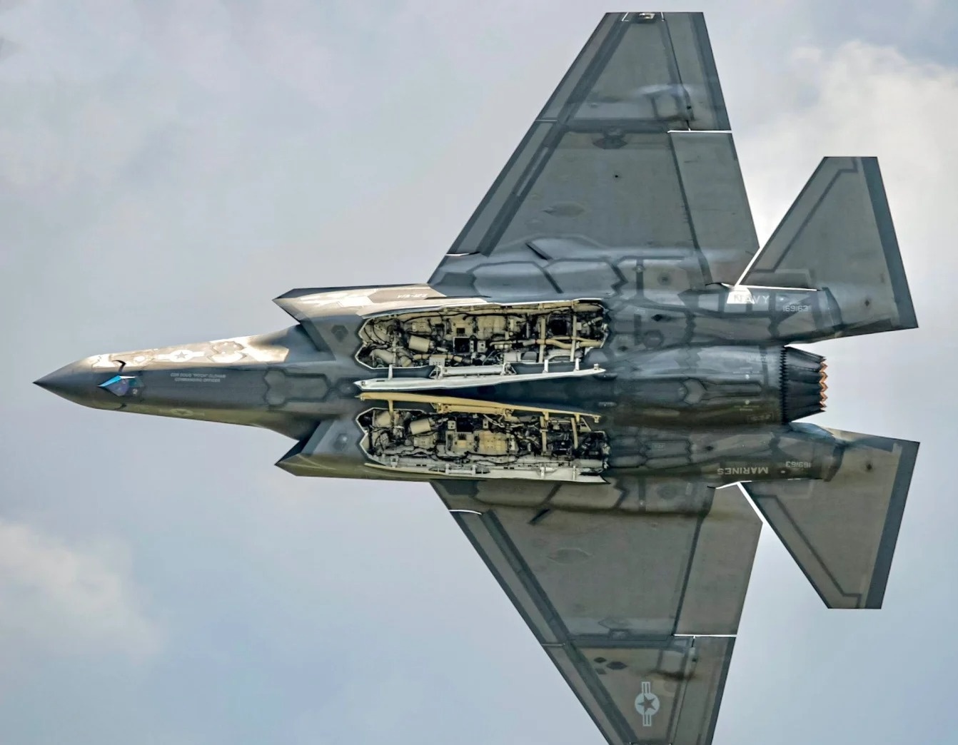 F-22與F-35，哪一款戰(zhàn)斗機(jī)更先進(jìn)？，F(xiàn)-22與F-35戰(zhàn)斗機(jī)性能對(duì)比，哪款更先進(jìn)？