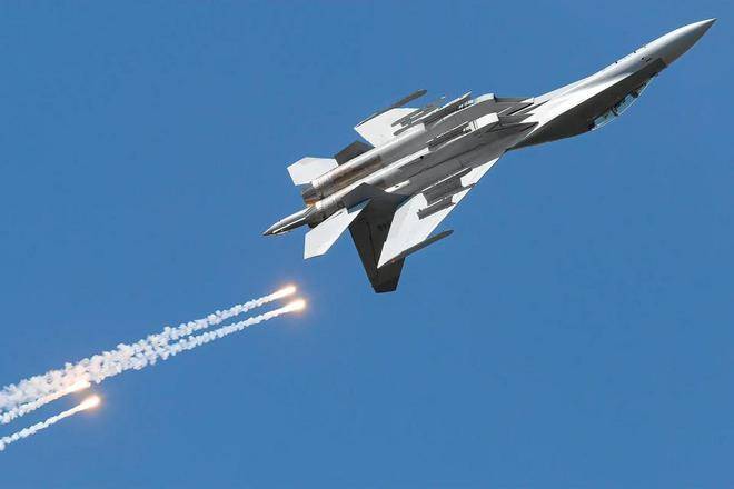 殲-16與F-16，空中對決的能力對比，殲-16與F-16空中對決能力對比解析