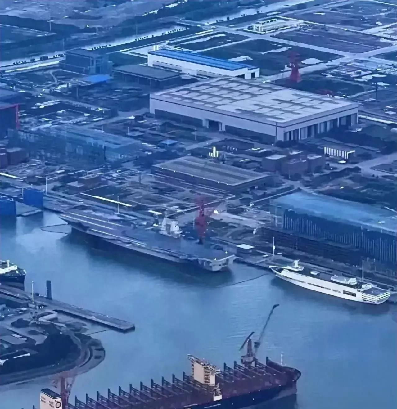 遼寧艦與山東艦，究竟誰更大？深度解析兩艘航母的規(guī)模和實力對比，遼寧艦與山東艦規(guī)模與實力深度對比，誰更大？