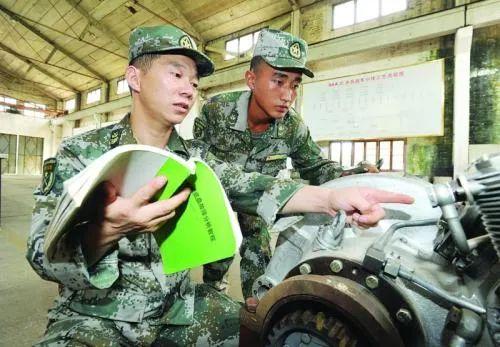 揭秘一級軍士長，榮譽(yù)與職責(zé)的象征，揭秘一級軍士長，榮譽(yù)與職責(zé)的象征之巔