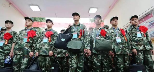 女孩子建議去當(dāng)兵嗎？——深度探討女性參與軍事的可能性與意義，女性參與軍事的可能性與意義，深度探討女孩子是否應(yīng)該去當(dāng)兵？