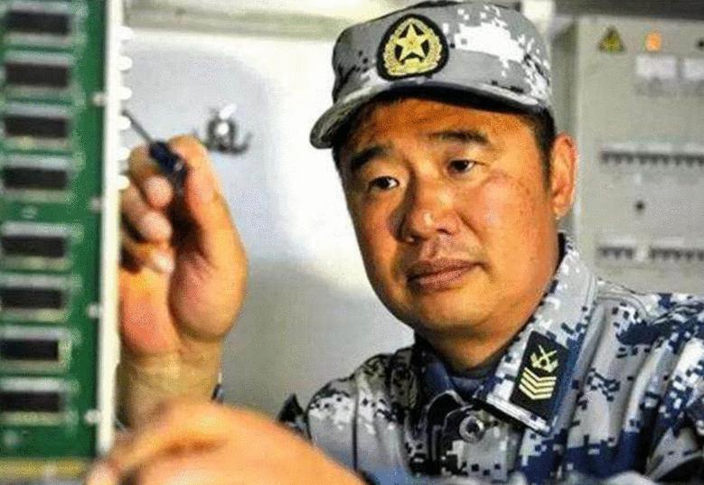 軍士長(zhǎng)和少尉誰(shuí)大？揭秘軍隊(duì)中的等級(jí)制度，揭秘軍隊(duì)等級(jí)制度，軍士長(zhǎng)與少尉的職級(jí)對(duì)比與解析