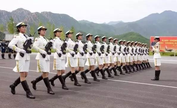 中國女兵，美麗與驚艷的完美結(jié)合，中國女兵，美麗與力量的驚艷融合